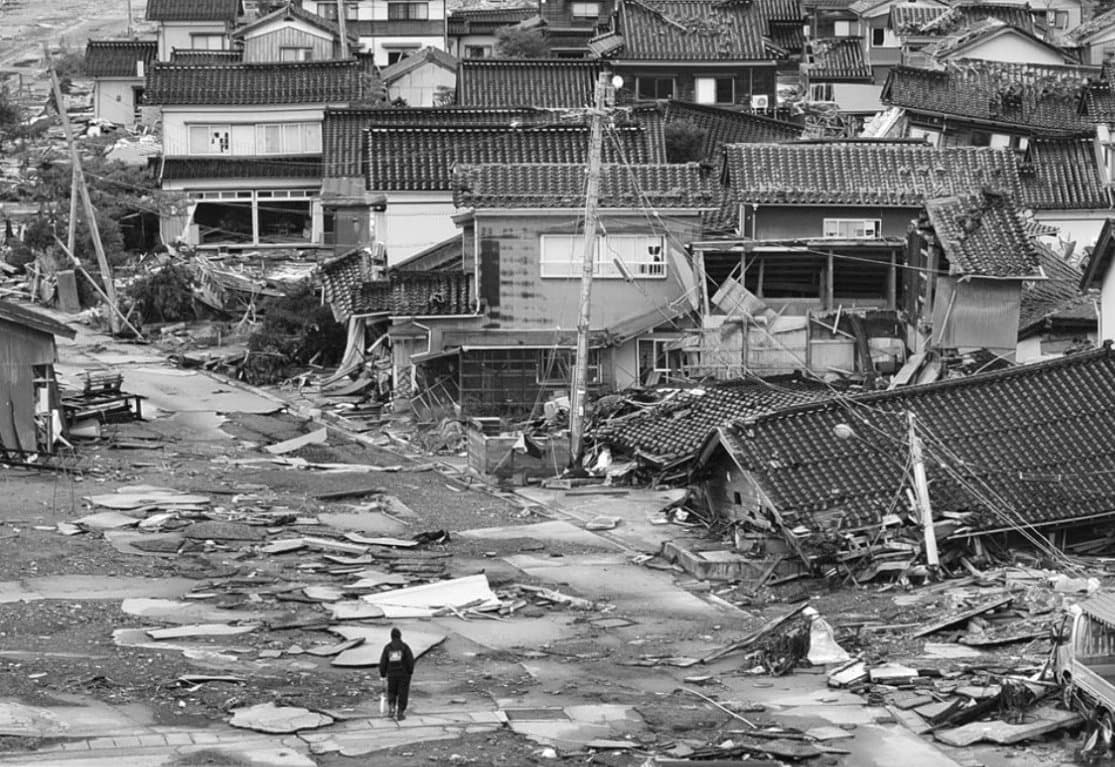 地震で倒壊した家屋が並ぶ被災地の街並み(白黒写真)